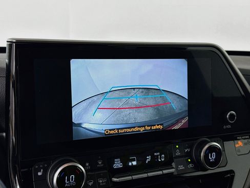 Used 2023 Toyota Highlander XLE AWD/4WD image 15