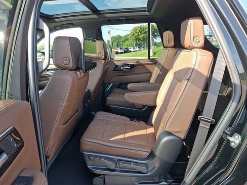 Used 2025 Chevrolet Tahoe High Country AWD/4WD image 8