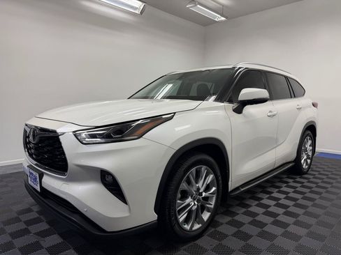 Used 2021 Toyota Highlander Limited FWD image 3