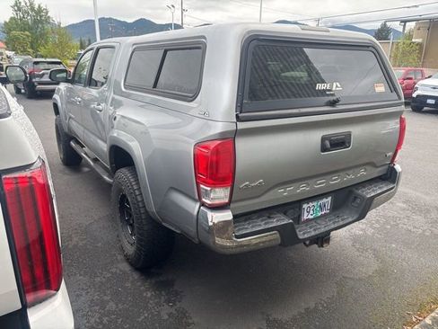 Used 2017 Toyota Tacoma SR5 AWD/4WD image 3