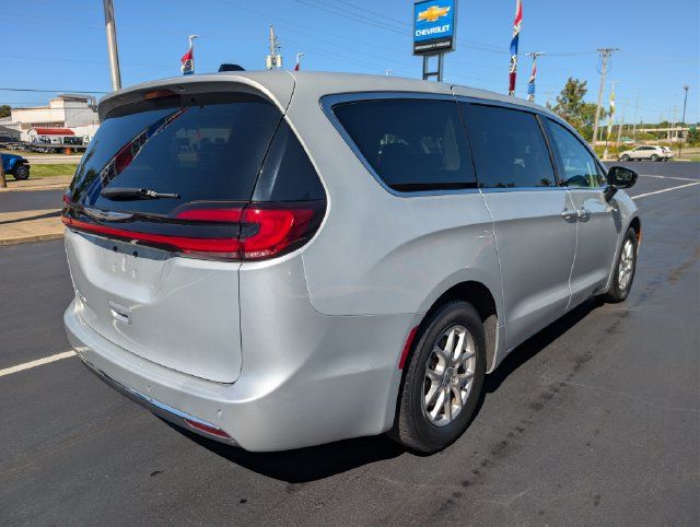 Used 2024 Chrysler Pacifica Touring-L FWD image 5