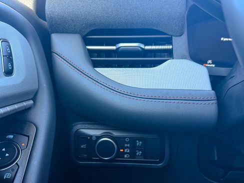 Used 2025 Ford Explorer Active image 40