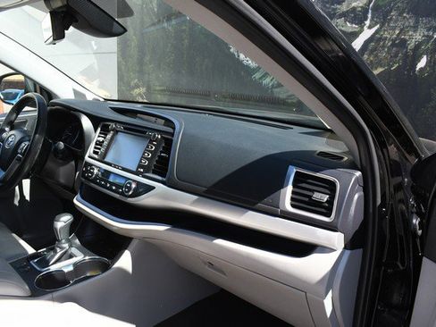 Used 2019 Toyota Highlander XLE w/ Carpet Mat Package (TMS) image 25