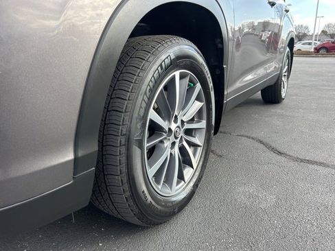 Used 2019 Toyota Highlander XLE image 12