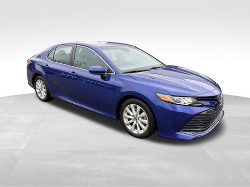 Used 2018 Toyota Camry LE image 1