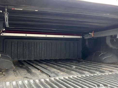 Used 2017 Nissan Titan SL image 6