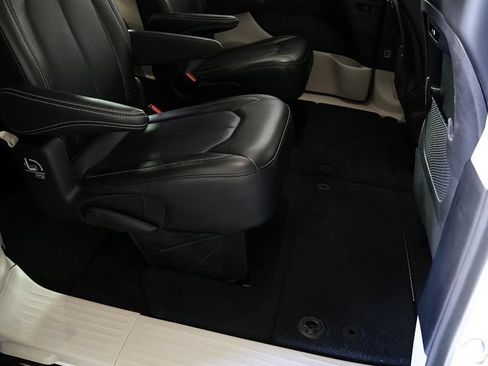Used 2024 Chrysler Pacifica Touring-L FWD image 30