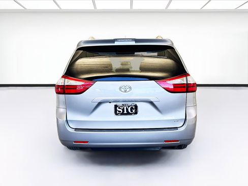Used 2018 Toyota Sienna LE image 5