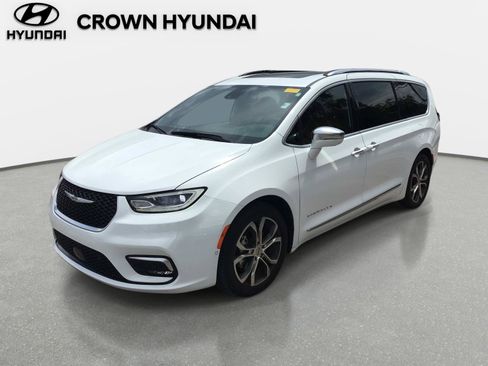 Used 2024 Chrysler Pacifica Pinnacle FWD image 1