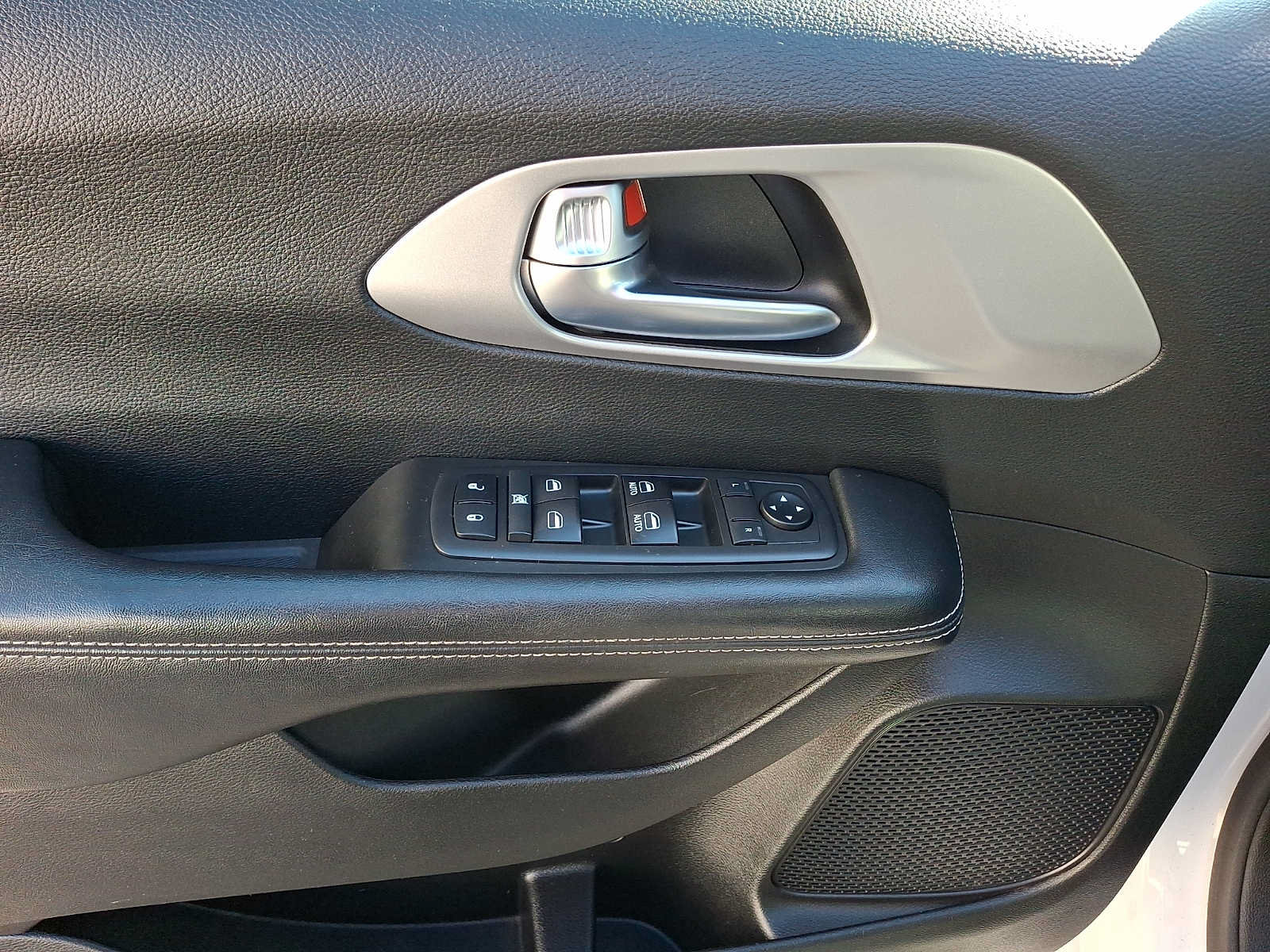Used 2019 Chrysler Pacifica Touring-L FWD image 15