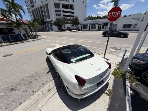 Used 2015 Ferrari California T RWD image 13