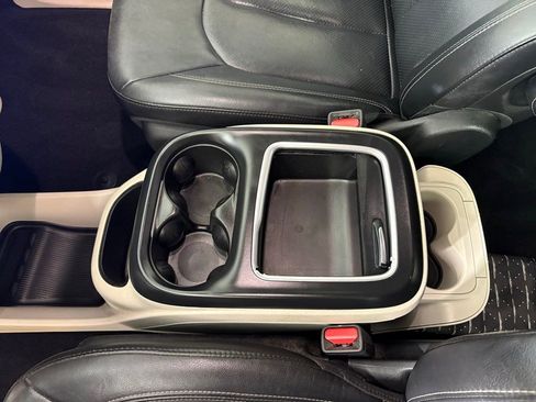 Used 2022 Chrysler Pacifica Touring-L image 35