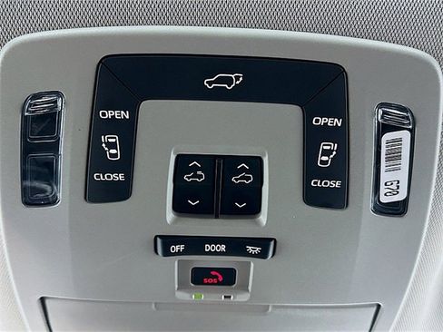 Used 2025 Toyota Sienna XLE image 33