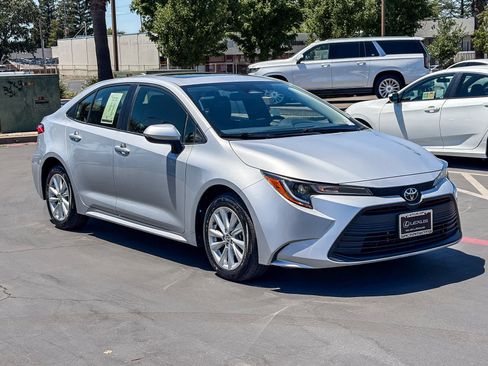 Used 2023 Toyota Corolla LE w/ LE Premium Package FWD image 5