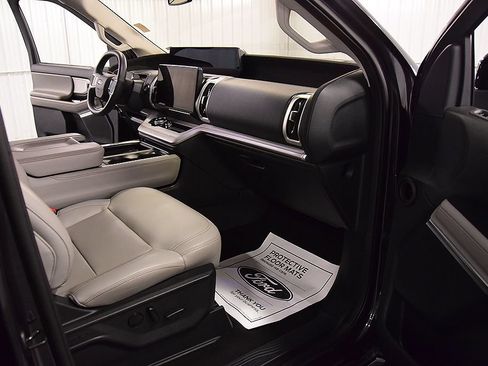 Used 2025 Ford Expedition Active AWD/4WD image 31