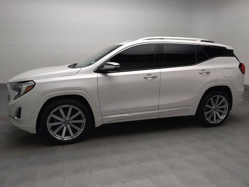 Used 2020 GMC Terrain Denali w/ Denali Premium Package FWD image 2