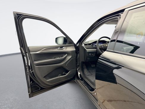 Used 2023 Jeep Grand Cherokee Limited image 9