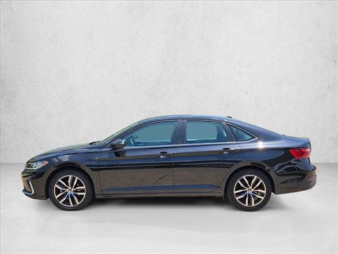 Used 2025 Volkswagen Jetta SE FWD image 9