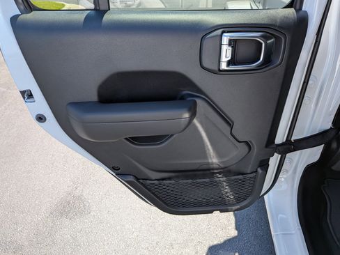 New 2025 Jeep Gladiator Sport image 25