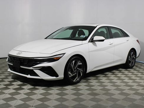 Used 2025 Hyundai Elantra SEL FWD image 3