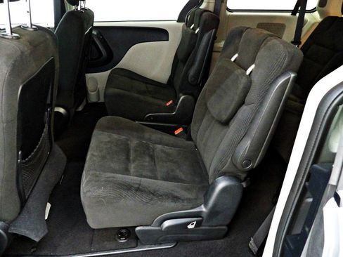 Used 2016 Dodge Grand Caravan SE FWD image 9