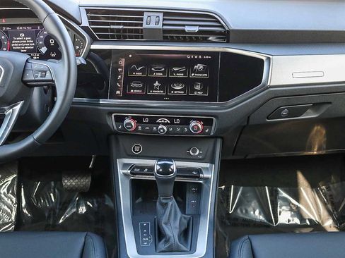 Used 2025 Audi Q3 2.0T Premium w/ Convenience Plus Package AWD/4WD image 17