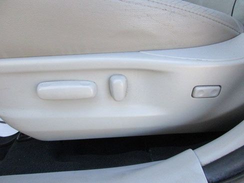 Used 2011 Toyota Venza AWD w/ Comfort Pkg image 16