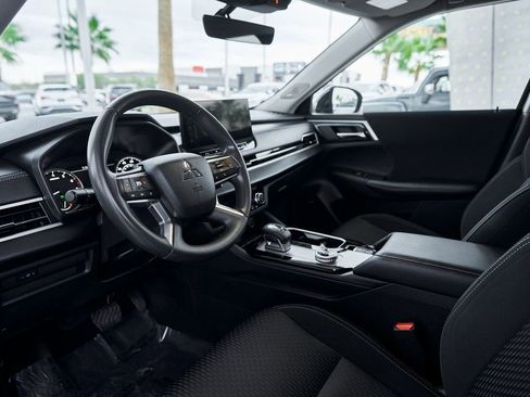 Used 2025 Mitsubishi Outlander ES image 2