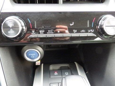 Used 2022 Toyota Venza LE image 14