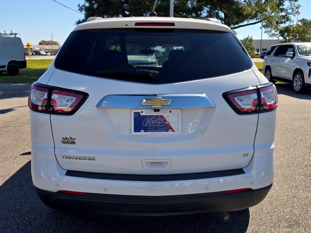 Used 2017 Chevrolet Traverse LT w/ Style and Technology Package FWD image 4