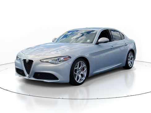 Used 2020 Alfa Romeo Giulia Ti w/ Active Blind Spot Package image 3