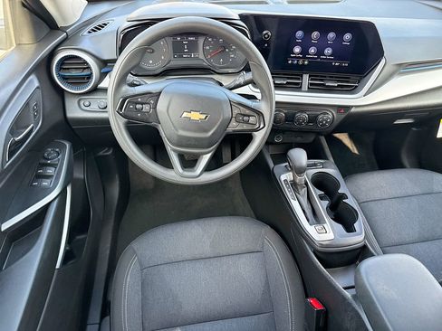 Used 2025 Chevrolet Trax LS image 20