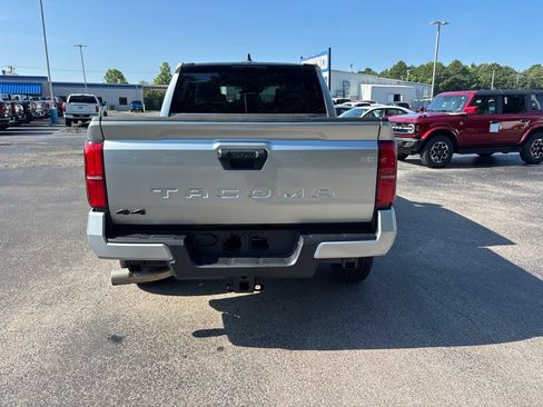 Used 2025 Toyota Tacoma SR5 AWD/4WD image 4