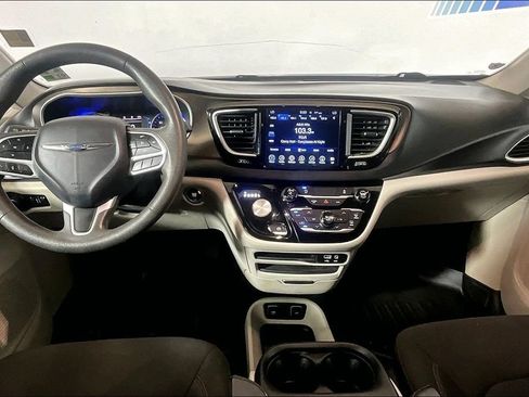 Used 2017 Chrysler Pacifica Touring Plus w/ Tire & Wheel Group FWD image 11