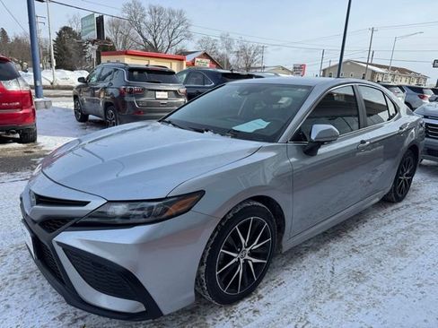Used 2023 Toyota Camry SE image 3