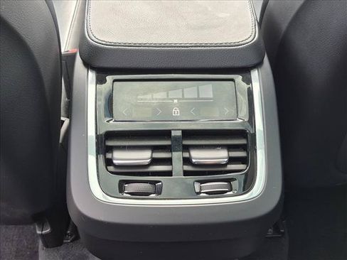 Used 2022 Volvo XC90 T5 Momentum FWD image 17
