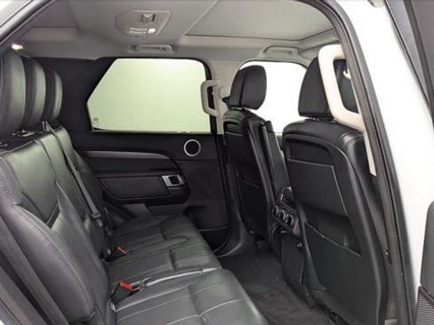 Used 2019 Land Rover Discovery SE AWD/4WD image 18