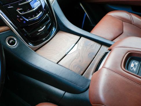 Used 2018 Cadillac Escalade ESV Luxury RWD image 17