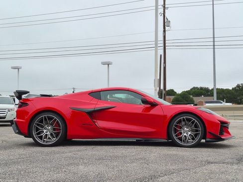Used 2024 Chevrolet Corvette Z06 RWD image 4