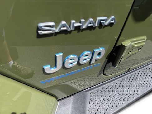 Used 2023 Jeep Wrangler Unlimited Sahara w/ Cold Weather Group AWD/4WD image 11