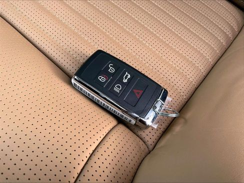 New 2025 Land Rover Discovery Metropolitan Edition image 35