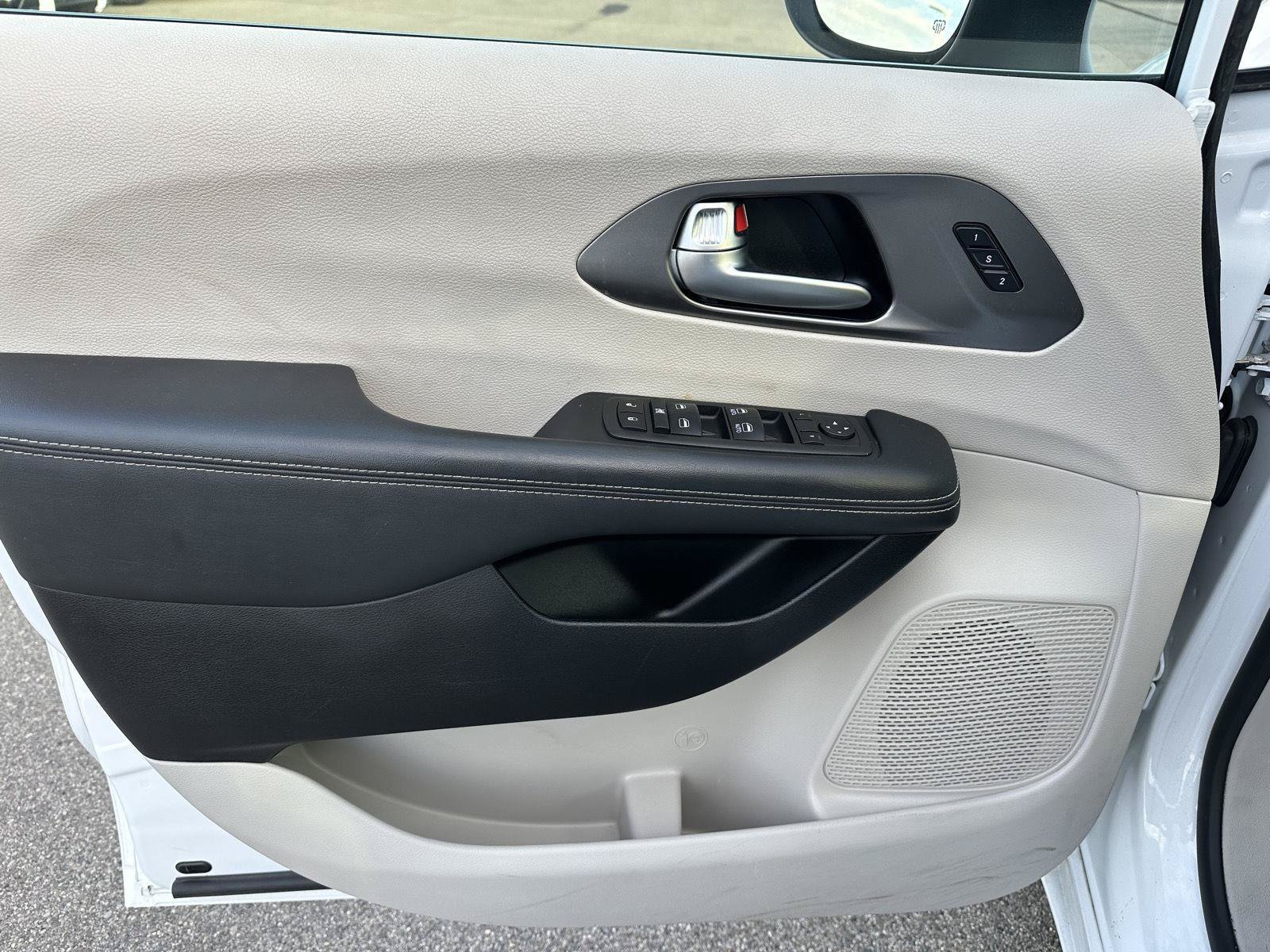 Used 2023 Chrysler Pacifica Touring-L FWD image 14
