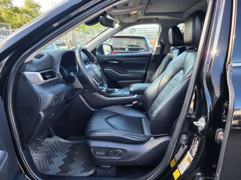 Used 2022 Toyota Highlander XLE image 8