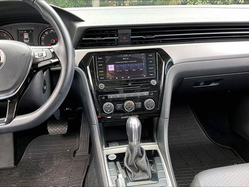 Certified 2020 Volkswagen Passat 2.0T SE FWD image 20