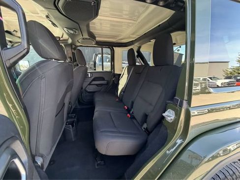 Used 2023 Jeep Wrangler Unlimited Sahara AWD/4WD image 22