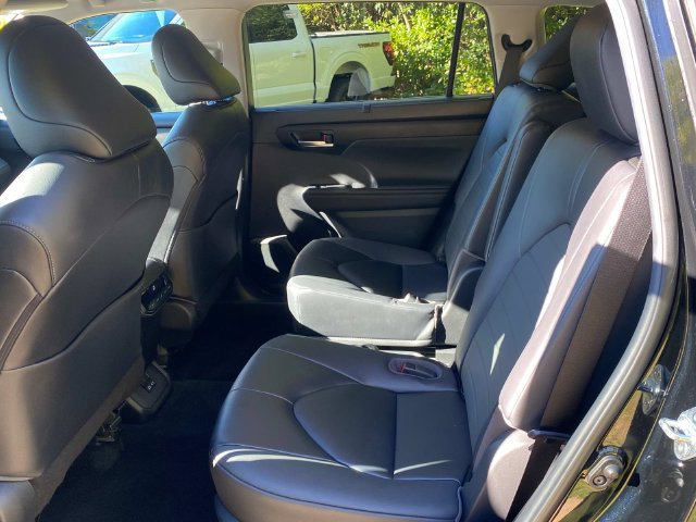 Used 2023 Toyota Highlander XLE FWD image 9