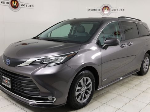 Used 2021 Toyota Sienna XLE image 5