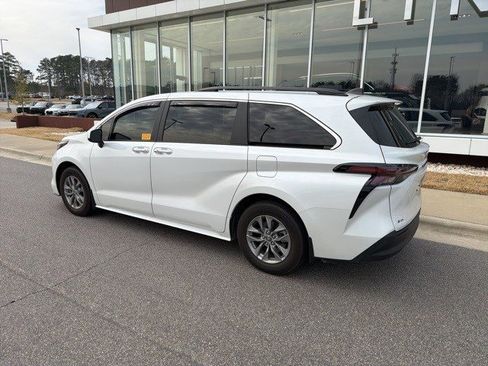 Used 2025 Toyota Sienna XLE image 5