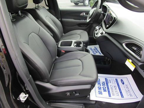 New 2026 Chrysler Pacifica Select FWD image 18