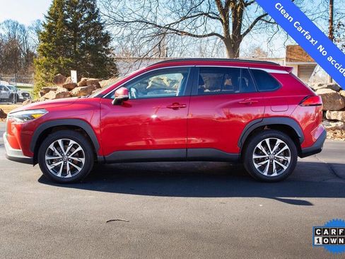 Used 2022 Toyota Corolla Cross XLE image 2